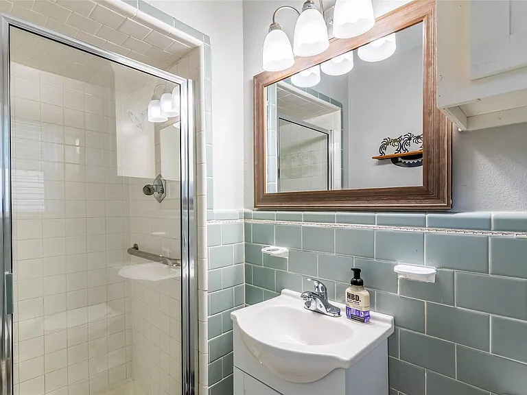 204 Ross Ave — Photo 6
