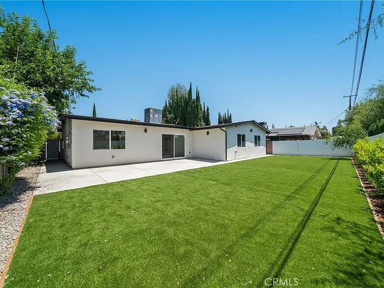 22928 Leadwell St — Photo 26