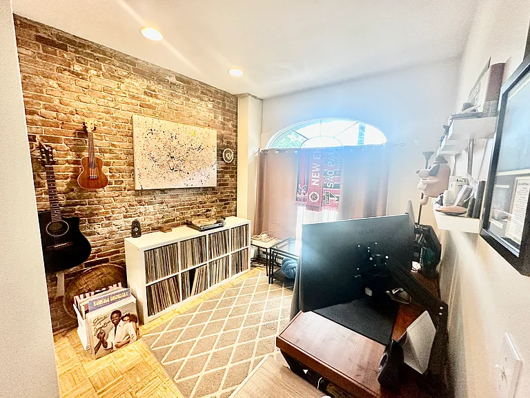 472 Commercial St #1 — Photo 8