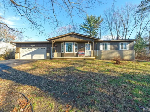 2135 Cross Lake Dr, West Bloomfield, MI 48324