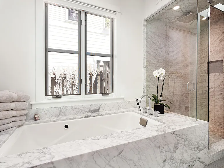 533 W Francis St — Photo 15