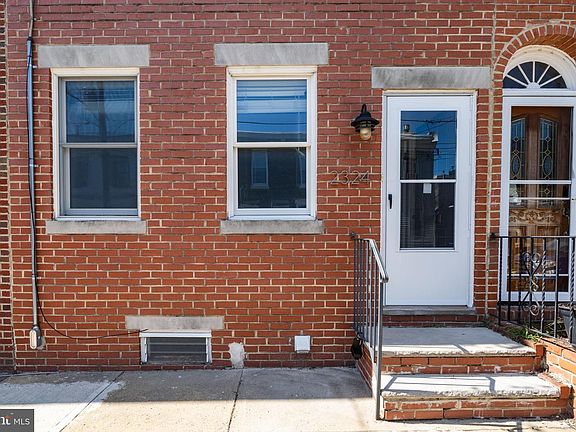 5th image of 2324 E Hagert St
