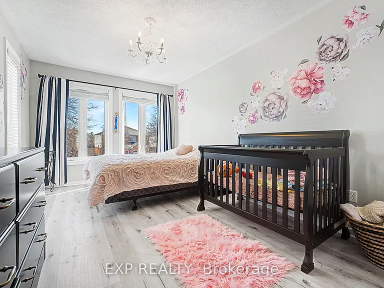 457 Heddle Cres — Photo 24