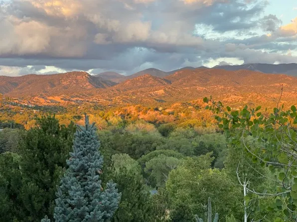 41 Glowing Star Rd, Santa Fe, NM 87506
