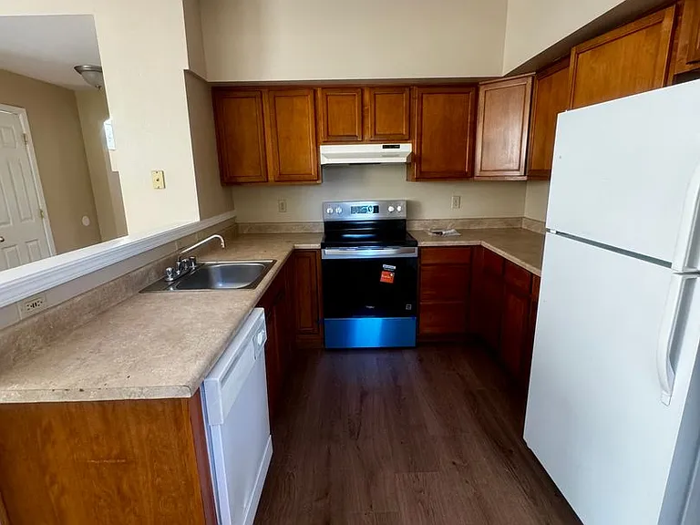 2429 E Monument St — Photo 8
