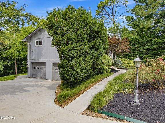 2nd image of 2012 Grenada Blvd