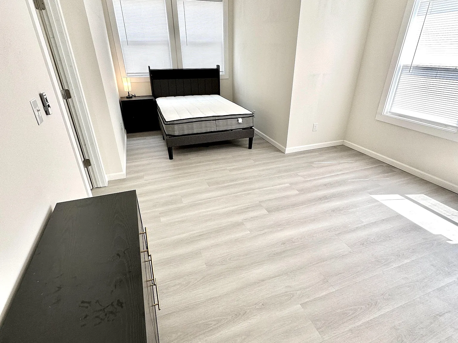 4 bed, 2.0 bath, 2700 sqft, $905 — Photo 2