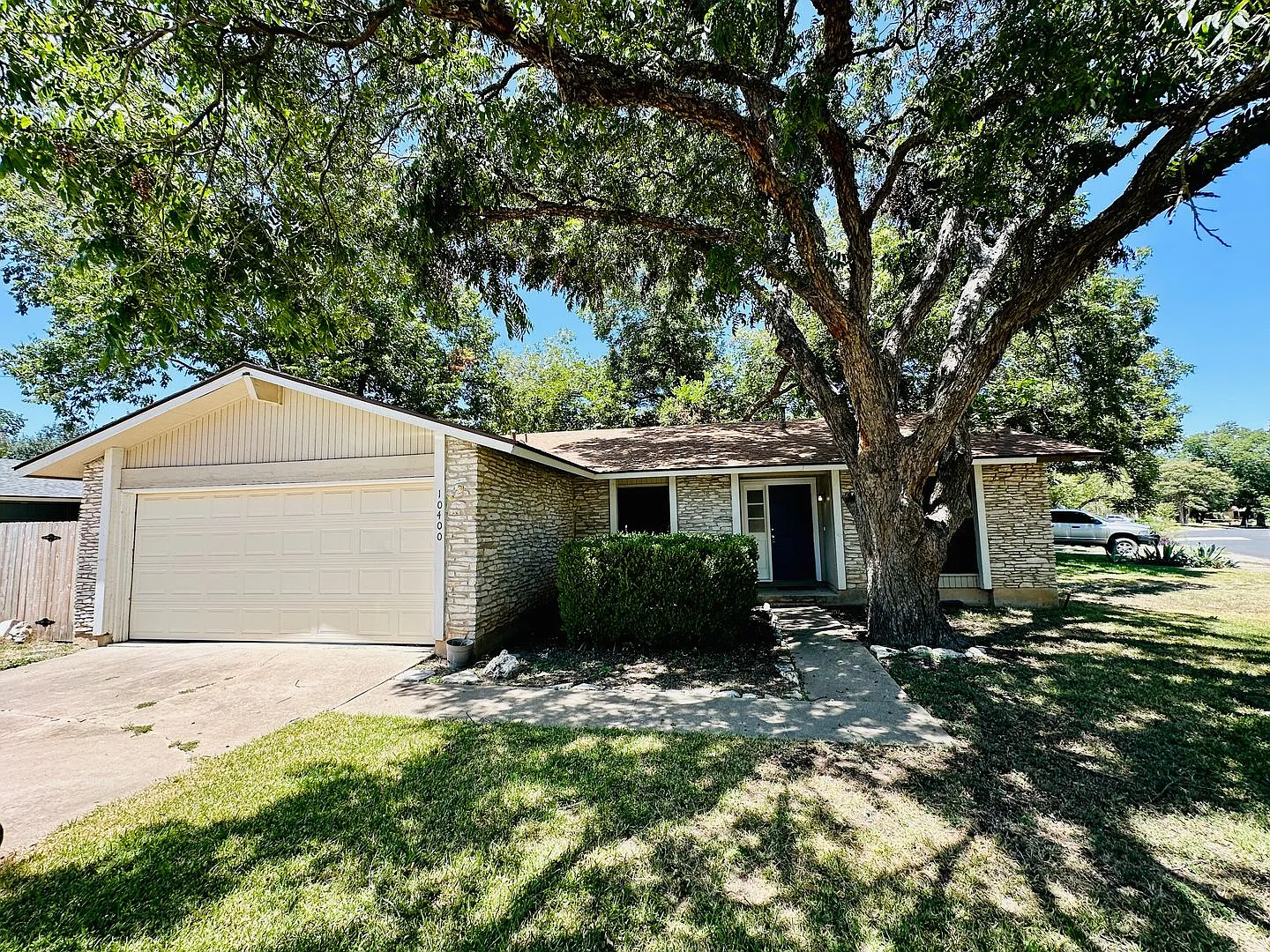 Charming 3BR Home with Study, 2-Car Garage & Private Backyard — Photo 1