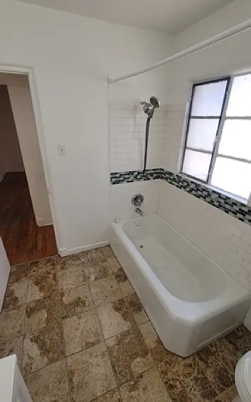 Classic 2 Bedroom Apt w/ Washer / Dryer in Great Downtown Complex! — Photo 35