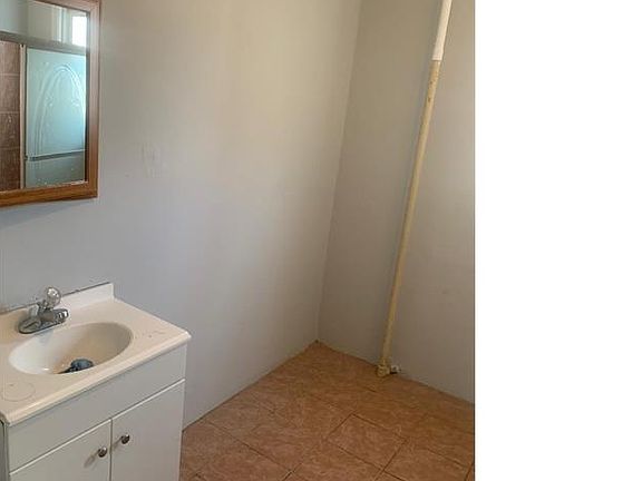 5th image of 179 Parker St
