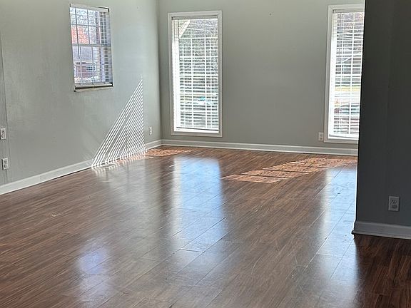 3rd image of 121 Burro St