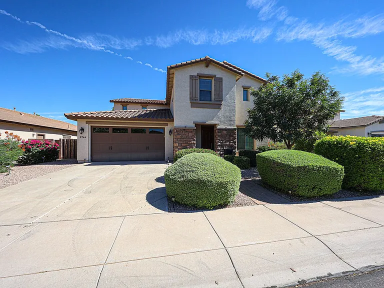 2744 E Donato Dr — Photo 1