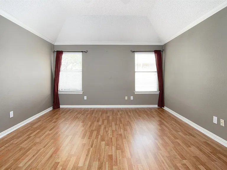 885 Parker Dr — Photo 15