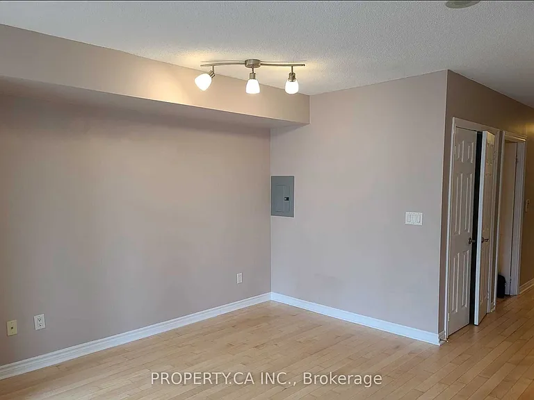 250 Wellington St W #1531 — Photo 8