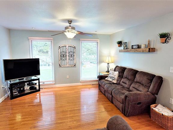 2nd image of 13 Rachel Ct