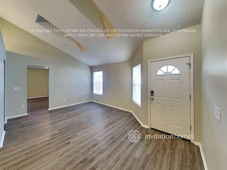 176 Edgewater Cir — Photo 3