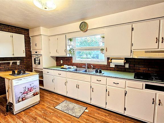5th image of 1727 Forest Hills Dr