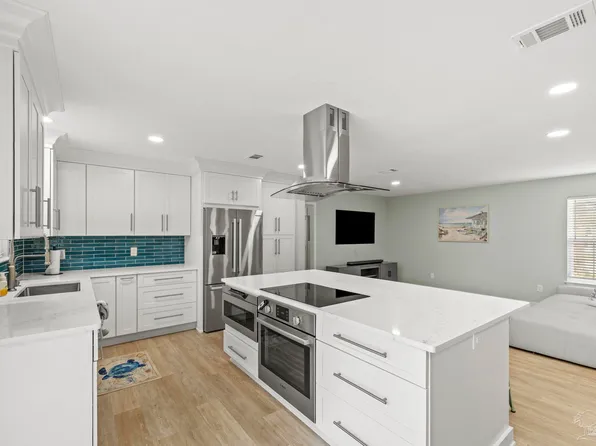 420 Dolphin St, Gulf Breeze, FL 32561