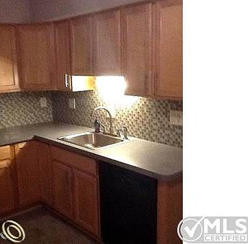 9th kitchen 2.jpg