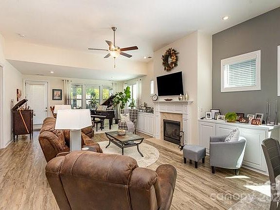 4th image of 4111 Woodland View Dr