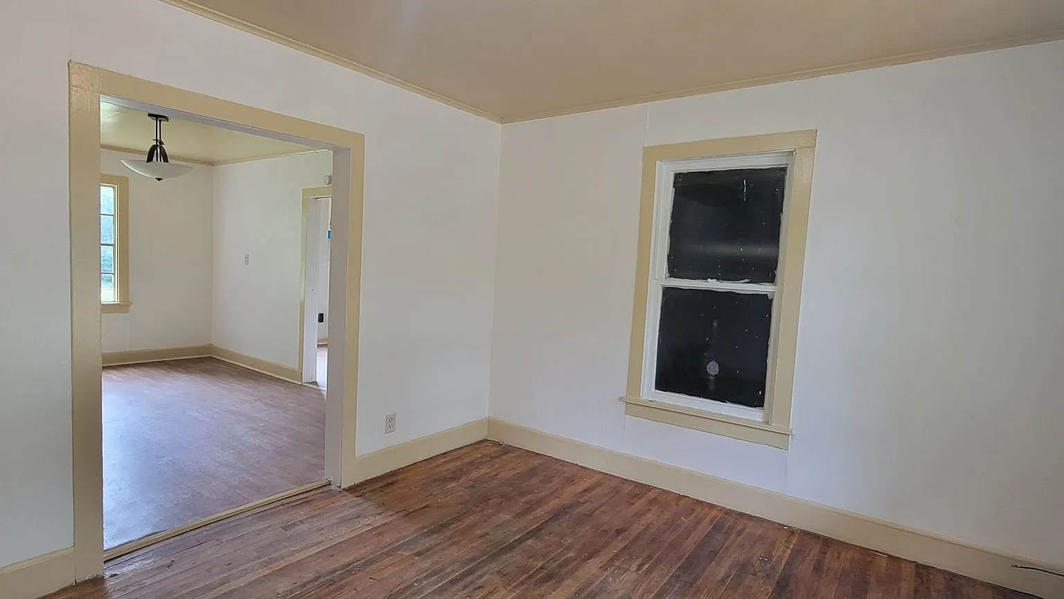 Nice 2 bedroom/1 bath home with Single Car Garage! — Photo 3