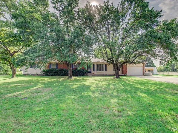 111 Dacus Dr, Sikeston, MO 63801