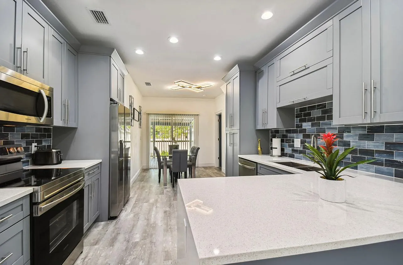 706 E James St — Photo 4