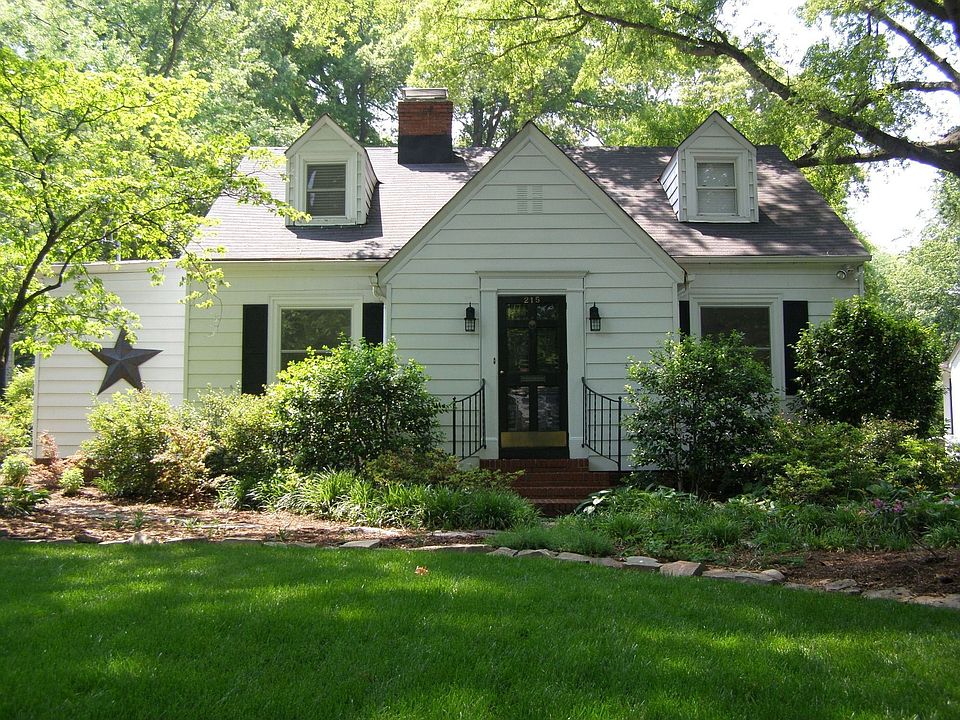 Intown living 3 miles to uptown Charlotte, walk to shops, food, movies