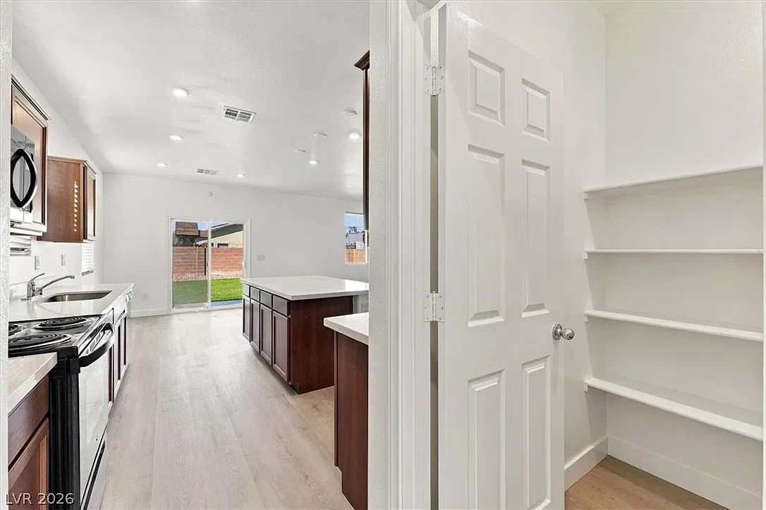 4 bed, 3.0 bath, 2549 sqft, $2,600 — Photo 4