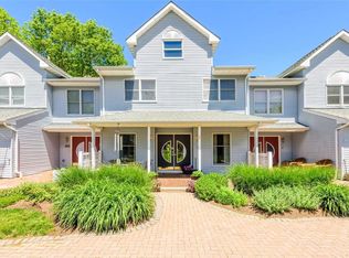 8 Courtyard Cir, Centerport, NY 11721