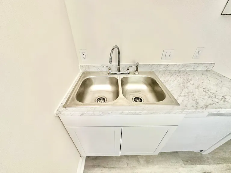 565 Harrison St — Photo 3
