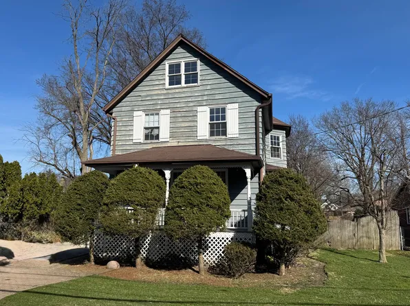 933 Harms Rd, Glenview, IL 60025