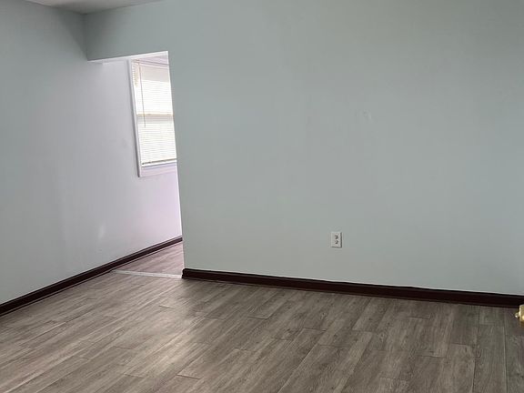 4th image of 305 W Oak St #D