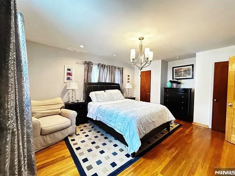 321 Maplewood Dr — Photo 15