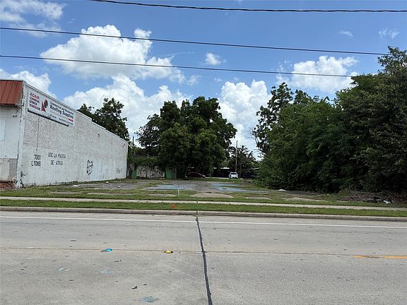 3rd image of 7003 Lyons Ave