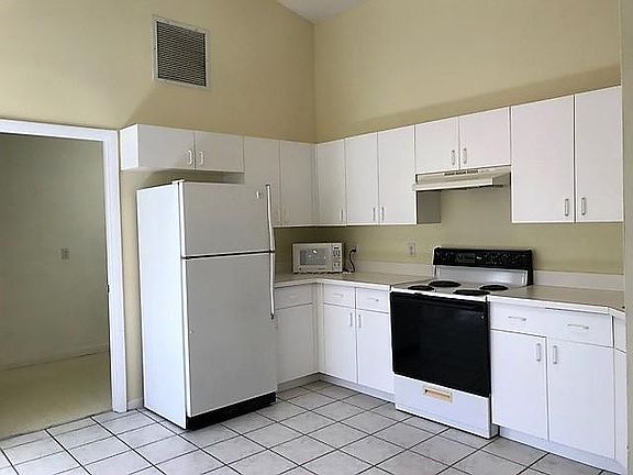 3rd image of 702 NW San Remo Cir