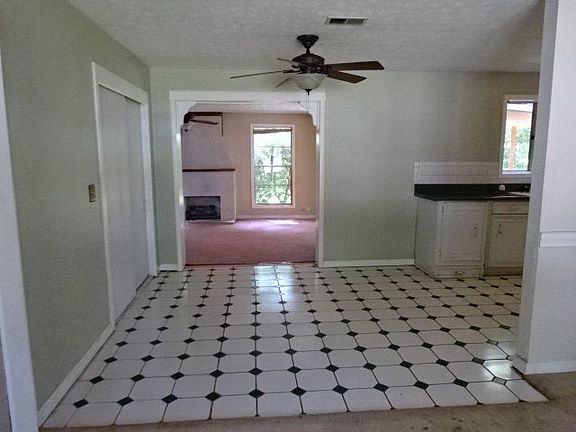 4th image of 947 Rosewood Dr