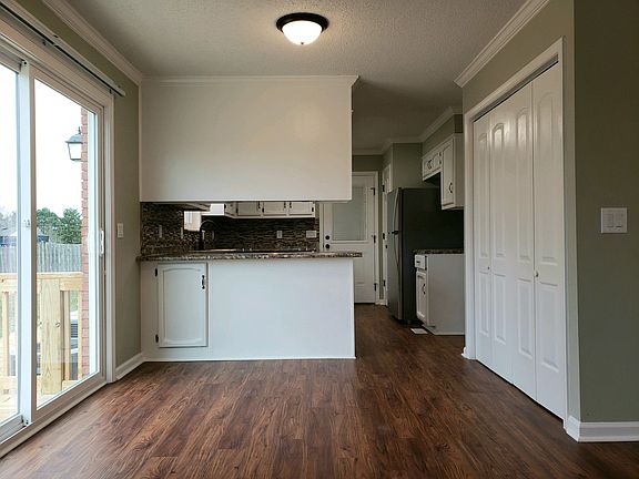 3rd image of 211 Twin Oak Dr