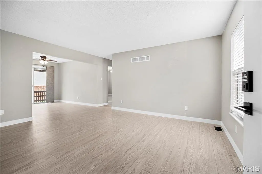 2 bed, 888 sqft, $1,525 — Photo 3