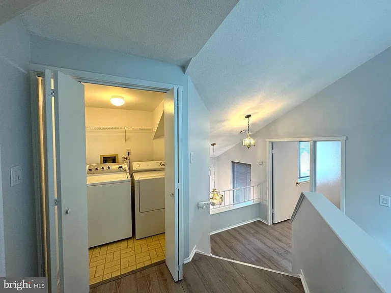 104 Sayre Dr — Photo 10