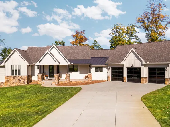 9069 Preserve Dr, Fenton, MI 48430