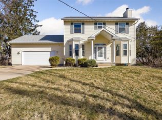1932 Belmont Pkwy NW, Cedar Rapids, IA 52405