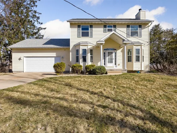 1932 Belmont Pkwy NW, Cedar Rapids, IA 52405