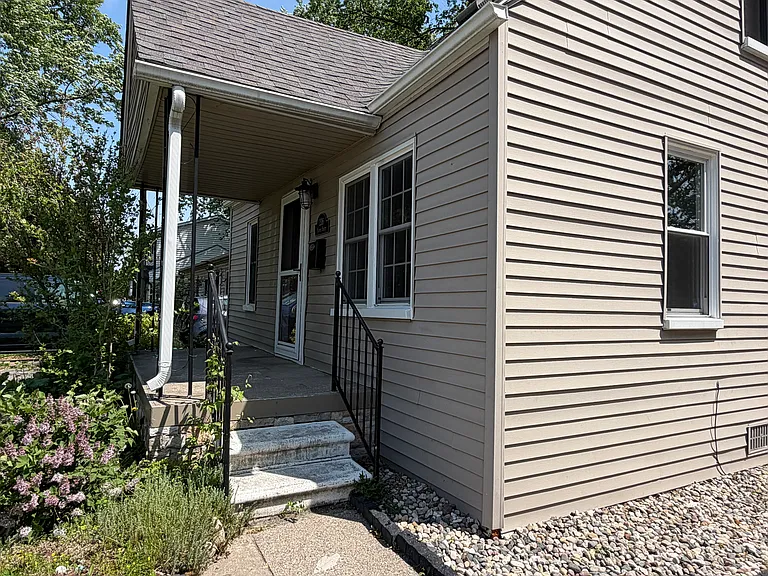 2316 Harris St — Photo 2