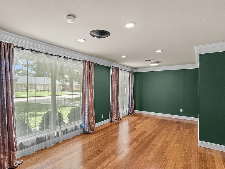 230 Rossitter St — Photo 14