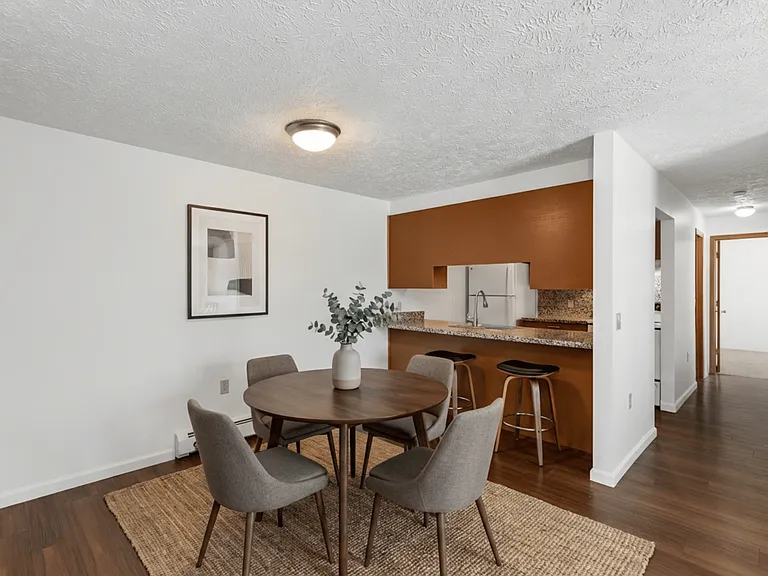 203 Williamsburg Dr — Photo 4