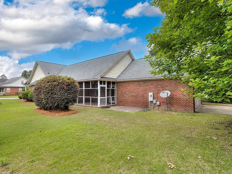 3225 Mayflower Ln — Photo 6