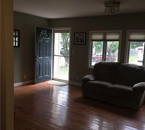 4th image of 60 Huron St