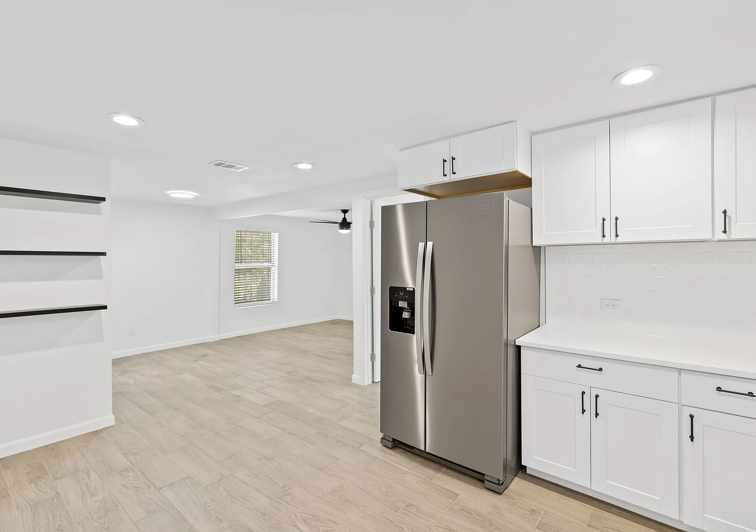 Updated 3 Bed / 2 Bath Two-Level Home with Granite Counters and Fenced Yard in Dallas — Photo 4