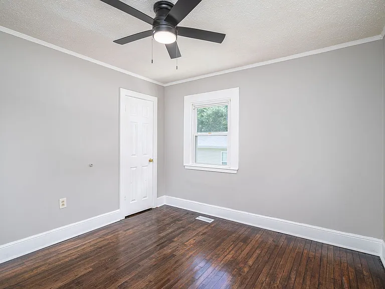 913 Edgemont Ave — Photo 4